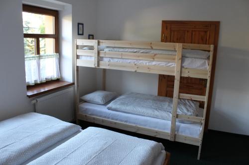 Katil dua tingkat atau katil-katil dua tingkat dalam bilik di Vila Kokrhačka