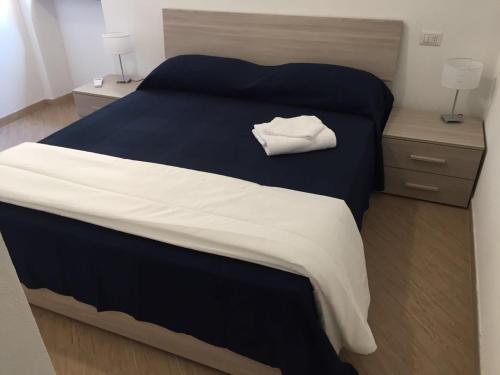 - une chambre avec un grand lit et une couverture bleue dans l'établissement Vicolo Corto Casa Sissi, à Rapallo