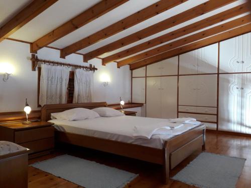Un pat sau paturi într-o cameră la Sirius House