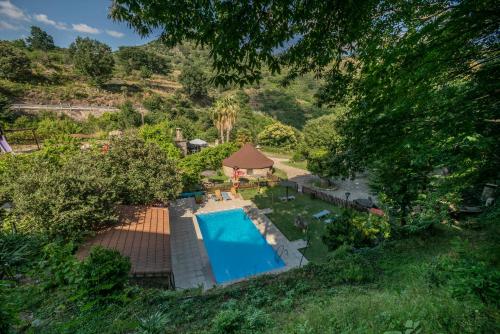 una vista aérea de una piscina en un patio en Chozos Rurales El Solitario, en Baños de Montemayor