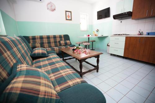 Sala de estar con 2 sofás y mesa de centro en Apartments Lorena en Privlaka