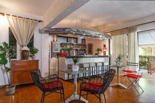 een keuken met een tafel en stoelen in een kamer bij Emmanuel Apartments in Rhodos-stad