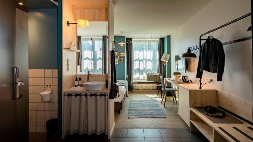 a bathroom with a sink and a mirror at Marias Platzl in Munich