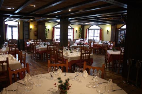 A restaurant or other place to eat at Apartamentos Turisticos Lavedan
