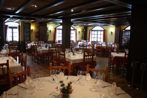 A restaurant or other place to eat at Apartamentos Casa Lavedan