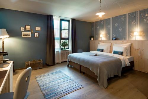 ein Schlafzimmer mit einem großen Bett und einem Fenster in der Unterkunft Marias Platzl in München