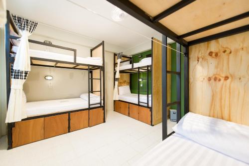מיטה או מיטות קומותיים בחדר ב-The Neighbors Hostel