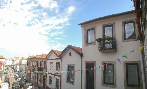 une rue avec drapeaux et bâtiments dans une ville dans l'établissement Casa Braancamp II - Chic & Sweet, à Porto