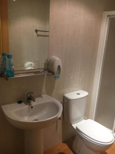 een badkamer met een wit toilet en een wastafel bij Hostal IMAGINATELO in Carrascosa del Campo