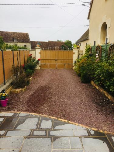 a driveway in a yard with a fence at gite du vieux bourg in Le Vieux Bourg