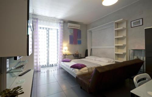 ナポリにあるCasa Nocelleの小さなベッドルーム(ベッド1台、窓付)