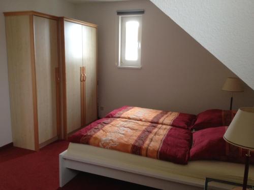 サガルトにあるFerienwohnung "Möwe" im Ferien-Resort Rügenのベッドルーム(ベッド1台、窓付)