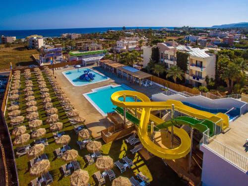 Výhled na bazén z ubytování Meropi Hotel & Apartments nebo okolí