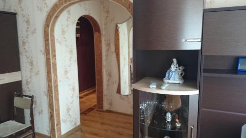 ein Zimmer mit einem Torbogen und einem Tisch mit Figuren darauf in der Unterkunft Апартамент в центре города, Stacijas 111 in Daugavpils
