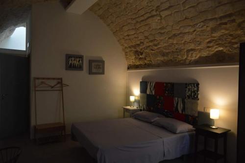 Säng eller sängar i ett rum på Lucernaio Rooms