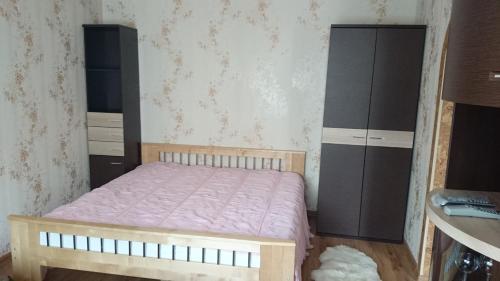 Кровать или кровати в номере Апартамент в центре города, Stacijas 111