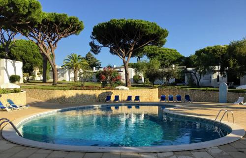 a pool with a pool table and a fountain at Prado Villas in Vilamoura