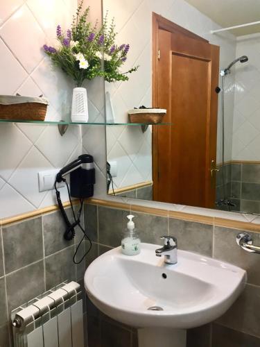 a bathroom with a sink and a mirror at La Fusteria del Casat in Sarroca de Bellera