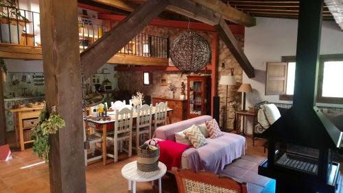 a living room with a couch and a dining room at Casa Corazón de piedra en el Río Dulce in Aragosa