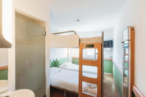 a bunk bed room with two beds in a room at MIA HOTELS Tanger in Gzennaïa