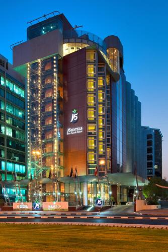 un grand bâtiment avec des lumières devant lui dans l'établissement J5 Hotels – Port Saeed, à Dubaï