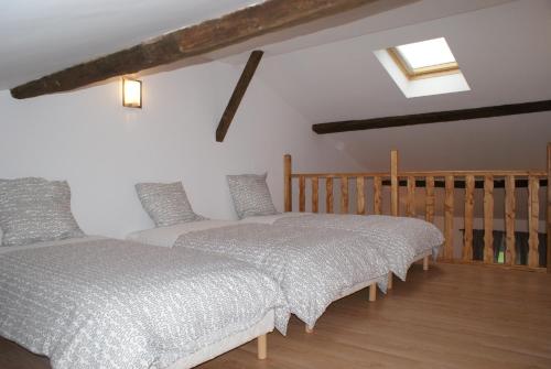 מיטה או מיטות בחדר ב-Crezilles Hôtes