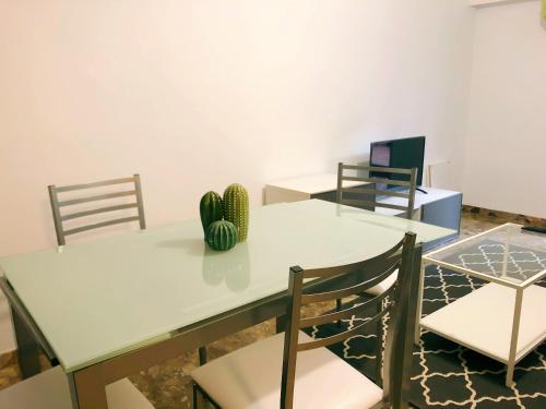 サラゴサにあるEl Jardín de Verónicaの椅子とサボテンが置かれたテーブルのあるダイニングルーム