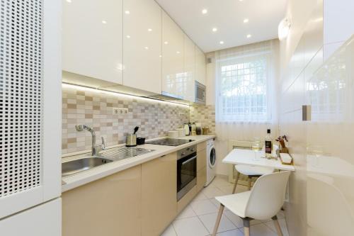 A kitchen or kitchenette at CityPark Villa Flat