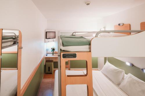 非斯的住宿－MIA HOTELS Fes，小房间设有两张双层床和一张书桌