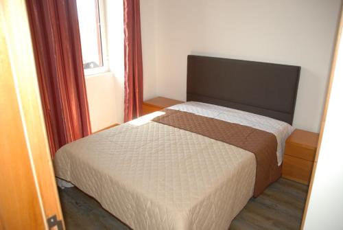 フンシャルにあるFlat view Mercadoの窓付きの部屋にベッド付きのベッドルーム1室があります。