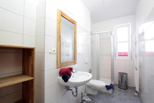 グライフスヴァルトにあるYachthafendomizil 2の白いバスルーム(洗面台、トイレ付)