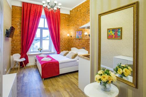 een hotelkamer met een bed en een spiegel bij Petrovskiy Art Loft in Sint-Petersburg