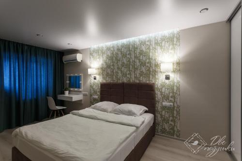 ヴォログダにあるApartment 2Pillows Medicalのベッドルーム(ベッド1台、青いカーテン付)