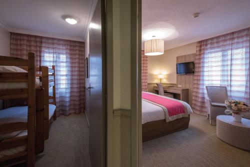 Кровать или кровати в номере Hôtel Vacances Bleues Royal Westminster