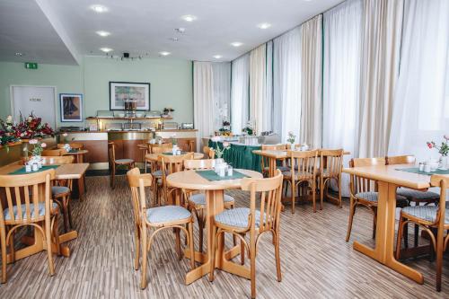 a dining room with wooden tables and chairs at Hotel "Helle Mitte" Berlin in Berlin