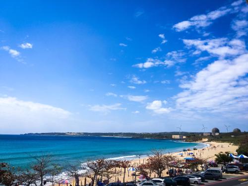 a view of a beach with cars parked on it at 南灣陽光皮小妞 Pii hostel in Nanwan