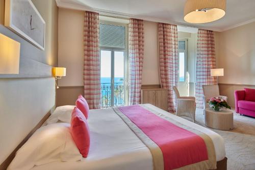 Кровать или кровати в номере Hôtel Vacances Bleues Royal Westminster