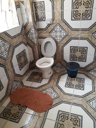 里貝朗普雷圖的住宿－Hotel Santa Marta，浴室设有卫生间,地面铺有瓷砖。
