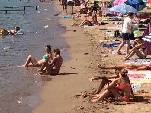 a group of people sitting on the beach at Cernogoriya voyage in Rafailovici