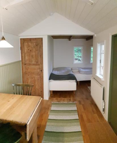 a small room with a bed and a table at Stuga på Hallandsåsen in Hjärnarp