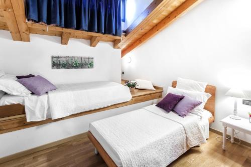 En eller flere senge i et værelse på Stella Marina 2