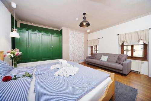 a bedroom with two beds and a couch at Vltavská pohádka in Český Krumlov