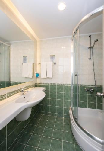 a bathroom with a sink and a shower at AQI Pegasos Club in Avsallar