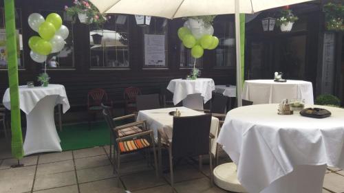 un par de mesas con globos verdes y blancos en Gasthof Manhalter, en Pitten
