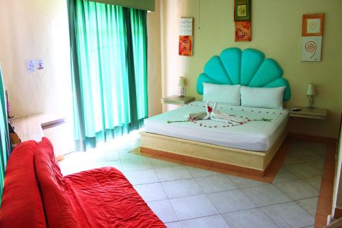 1 dormitorio con 1 cama grande y cabecero azul en Beach Balance, en Playa del Carmen