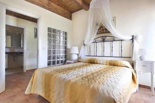 ein Schlafzimmer mit einem großen Bett mit Baldachin in der Unterkunft La Castagnara in Monsagrati
