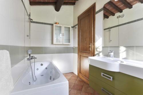 Ένα μπάνιο στο La Castagnara by Salogi Villas