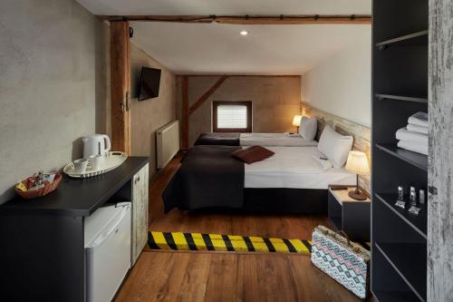 1 dormitorio con 1 cama grande en una habitación en Loft Piotrkowska by Good Time, en Łódź