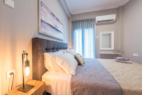 Llit o llits en una habitació de Elegant living at the heart of Athens
