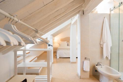 1 cama y baño con lavabo y aseo. en Loft con gran terraza en primera linea de playa, en Málaga